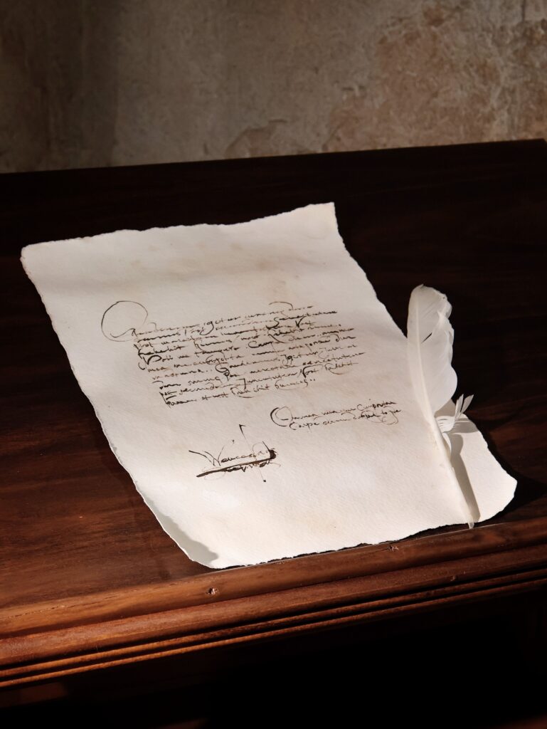 Handgeschriebener alter Vertrag mit Federkiel – Symbolbild für einen Seelenvertrag